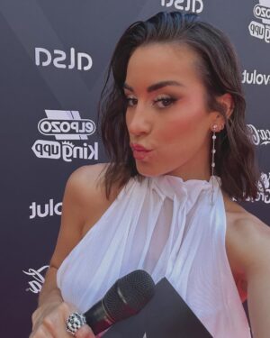 Paula Gonu Instagram - 3 años y 3 veladas han pasado desde que estuve comentando la primera alfombra con mora y rauw (tercera foto)🫶🏽🫶🏽🫶🏽 NOS GUSTA EL LOOK?????