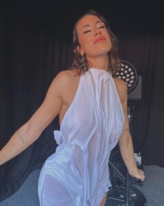 Paula Gonu Instagram - 3 años y 3 veladas han pasado desde que estuve comentando la primera alfombra con mora y rauw (tercera foto)🫶🏽🫶🏽🫶🏽 NOS GUSTA EL LOOK?????