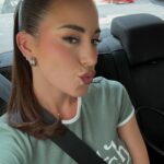 Paula Gonu Instagram - 1. así fui vestida al final a la #VerbenaZalando de @zalando nos gusta?? 2. horas después de este vídeo ya no puedo hacerme esa coleta🤸🏽‍♂️ 3. mi segunda verbena con Zalando y cada vez se superan más 4. maquilladita y peinadita ready gracias a @danielfortana 5. la sorpresa de la noche 6. mi bolso favorito desde ayer 7. las vistas de Barcelona🥹 8. no me hizo falta la sudadera y la tuve que ir dejando por todas partes casi la pierdo 9. cotilleando los looks de la gente desde arriba 10. no la perdí