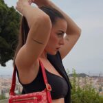 Paula Gonu Instagram - 1. así fui vestida al final a la #VerbenaZalando de @zalando nos gusta?? 2. horas después de este vídeo ya no puedo hacerme esa coleta🤸🏽‍♂️ 3. mi segunda verbena con Zalando y cada vez se superan más 4. maquilladita y peinadita ready gracias a @danielfortana 5. la sorpresa de la noche 6. mi bolso favorito desde ayer 7. las vistas de Barcelona🥹 8. no me hizo falta la sudadera y la tuve que ir dejando por todas partes casi la pierdo 9. cotilleando los looks de la gente desde arriba 10. no la perdí