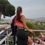 Paula Gonu Instagram - 1. así fui vestida al final a la #VerbenaZalando de @zalando nos gusta?? 2. horas después de este vídeo ya no puedo hacerme esa coleta🤸🏽‍♂️ 3. mi segunda verbena con Zalando y cada vez se superan más 4. maquilladita y peinadita ready gracias a @danielfortana 5. la sorpresa de la noche 6. mi bolso favorito desde ayer 7. las vistas de Barcelona🥹 8. no me hizo falta la sudadera y la tuve que ir dejando por todas partes casi la pierdo 9. cotilleando los looks de la gente desde arriba 10. no la perdí