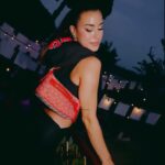 Paula Gonu Instagram - 1. así fui vestida al final a la #VerbenaZalando de @zalando nos gusta?? 2. horas después de este vídeo ya no puedo hacerme esa coleta🤸🏽‍♂️ 3. mi segunda verbena con Zalando y cada vez se superan más 4. maquilladita y peinadita ready gracias a @danielfortana 5. la sorpresa de la noche 6. mi bolso favorito desde ayer 7. las vistas de Barcelona🥹 8. no me hizo falta la sudadera y la tuve que ir dejando por todas partes casi la pierdo 9. cotilleando los looks de la gente desde arriba 10. no la perdí