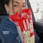 Paula Gonu Instagram – cuál os comeríais ahora mismo??
1. calzone de jamón y champiñones con mucho queso
2. pan congelado anteriormente y chamuscado en el horno en un intento de tostarlo
3. palomitas de bolsa
4. alcaparras gordas y picantitas 
5. humus, pan masa madre, ensalada queso de cabra y boniato frito con salsa (y una cocscola y unas lays gourmet)
6. poke de salmón con un poco de todo y salsa picante
7. ensalada rica de menú y unas coquinas con una cocacola y pan 
8. sepia a la plancha con quito y perejil y una manzanilla
9. Crema de verduras, 1L de agua y piña
10. tagliatelle con salsa de tomate, Heura, espinacas y queso de cabra