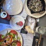 Paula Gonu Instagram – cuál os comeríais ahora mismo??
1. calzone de jamón y champiñones con mucho queso
2. pan congelado anteriormente y chamuscado en el horno en un intento de tostarlo
3. palomitas de bolsa
4. alcaparras gordas y picantitas 
5. humus, pan masa madre, ensalada queso de cabra y boniato frito con salsa (y una cocscola y unas lays gourmet)
6. poke de salmón con un poco de todo y salsa picante
7. ensalada rica de menú y unas coquinas con una cocacola y pan 
8. sepia a la plancha con quito y perejil y una manzanilla
9. Crema de verduras, 1L de agua y piña
10. tagliatelle con salsa de tomate, Heura, espinacas y queso de cabra