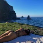 Paula Gonu Instagram - 1. una siesta en la playa de portizuelo en asturias 2. un atardecer en la isla antes de comerme un helado sandwich 3. un cachopo de cecina y queso de cabra mientras os edito alguna etapa en ballota 4. se me están quedan pequeños los sets de deporte de lo que me estoy zampando el norte y qué 5. decidme el nombre de esta playa🙏🏽 6. hecha polvo yendo a cenar con la sudadera manchada de aceite 7. post bañito en gijón a las 8h antes de empezar a caminar 8. estoy sensible con el tema 9. luarca me enamoró 10. dos gatillos asturianos