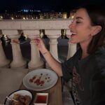 Paula Gonu Instagram - estoy subiendo todo a youtube pero pa que tengáis resumen: 1. por fin dejo de estar sola en el camino 2. coñita 3. mi rodilla “buena” esta súper tiesa y os recomiendo este libro que me estoy leyendo por segunda vez 4. portugalete y los chicos de recepción del hotel puente colgante me han gustado muchísimo 5. no sabéis qué feliz me pone leer todos vuestros mensajes, hacéis que esté menos sola que nunca en esta experiencia increíble 6. el tiempo de la rodillera HA LLEGADO :( 7. lo feliz que me pone ver las bambas llenas de mierd4 <3 8. momento en el que me enteré en bilbao de que una amiga se casa 9. la posada de güemes ha sido un oasis, ni siquiera creo que me lo merezca 10. y cantabria… no sé ni qué decir, que me quiero mudar?? sí