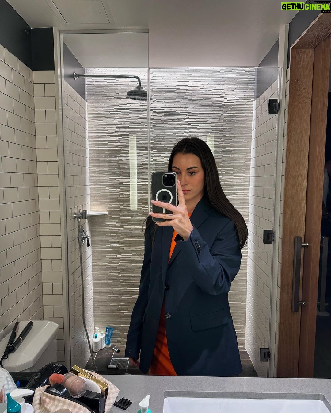 Paula Gonu Instagram - 10. toda la razón y me incluyo😔🤙🏽 9. mi pose favorita para comer 8. segundos antes del chequito después del día tan guay que fue ayer y momentos antes de comerme un chinazo 7. regalito que me he traído de ny🇪🇸🇪🇸🇪🇸 6. qué decís vosotros?? 5. no es el chino que menciono en la 8, es otro que se llama Noodle Village 10/10 4. podría hacer estos vídeos en cornellà pero solo me acuerdo en ny 3. refuel de glutamato después del evento de ayer 2. el chinazo que os decía en la 8 1. última noche en ny compartiendo espacio y por lo tanto oxigeno con el reparto de sexo en ny y And Just Like That💞 eternamente agradecida @hbomaxes