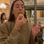 Paula Gonu Instagram – 5. siempre os gusta eso y a mí tenerlo como recuerdo así que 🤝🏽
7. hay que ser de contrastes siempre
1. repitiendo blazer por la noche para ir a cenar porque hay que optimizar la maleta
3. “a Ruth y Joe Arnold les encantaba sentarse aquí en las noches de verano. Nuestros padres se han ido pero no se han olvidado”
8. en el lobby del hotel esperando a la gente porque mi nuevo personaje es más puntual que el anterior
2. haciendo lo que más me gusta hacer o sea comer
4. en la habitación comiéndole al tofu korean bbq que me compré pa merendar en el wholefoods
9. la réplica del escritorio de Karl Lagerfeld en el MET nos demuestra que no hay que ser ordenado para ser un millonetis decídselo a vuestra gente
6. una XL que se viene pa España 
10. con un tío alto en Times Square