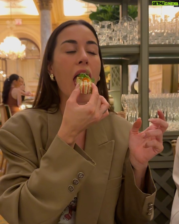 Paula Gonu Instagram - 5. siempre os gusta eso y a mí tenerlo como recuerdo así que 🤝🏽 7. hay que ser de contrastes siempre 1. repitiendo blazer por la noche para ir a cenar porque hay que optimizar la maleta 3. “a Ruth y Joe Arnold les encantaba sentarse aquí en las noches de verano. Nuestros padres se han ido pero no se han olvidado” 8. en el lobby del hotel esperando a la gente porque mi nuevo personaje es más puntual que el anterior 2. haciendo lo que más me gusta hacer o sea comer 4. en la habitación comiéndole al tofu korean bbq que me compré pa merendar en el wholefoods 9. la réplica del escritorio de Karl Lagerfeld en el MET nos demuestra que no hay que ser ordenado para ser un millonetis decídselo a vuestra gente 6. una XL que se viene pa España 10. con un tío alto en Times Square