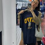 Paula Gonu Instagram – 5. siempre os gusta eso y a mí tenerlo como recuerdo así que 🤝🏽
7. hay que ser de contrastes siempre
1. repitiendo blazer por la noche para ir a cenar porque hay que optimizar la maleta
3. “a Ruth y Joe Arnold les encantaba sentarse aquí en las noches de verano. Nuestros padres se han ido pero no se han olvidado”
8. en el lobby del hotel esperando a la gente porque mi nuevo personaje es más puntual que el anterior
2. haciendo lo que más me gusta hacer o sea comer
4. en la habitación comiéndole al tofu korean bbq que me compré pa merendar en el wholefoods
9. la réplica del escritorio de Karl Lagerfeld en el MET nos demuestra que no hay que ser ordenado para ser un millonetis decídselo a vuestra gente
6. una XL que se viene pa España 
10. con un tío alto en Times Square