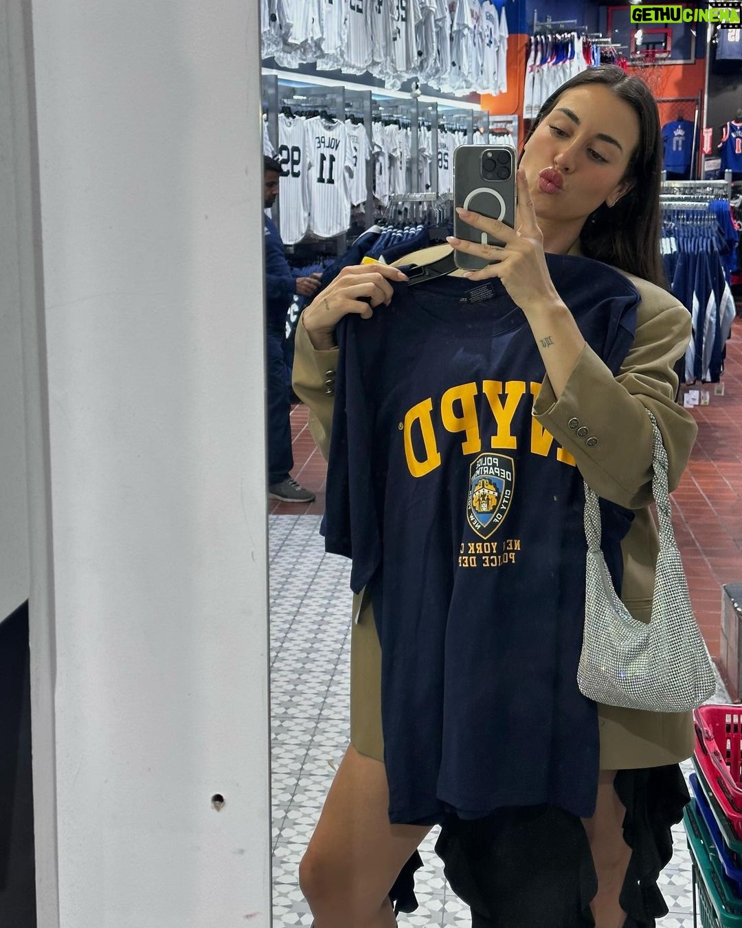 Paula Gonu Instagram - 5. siempre os gusta eso y a mí tenerlo como recuerdo así que 🤝🏽 7. hay que ser de contrastes siempre 1. repitiendo blazer por la noche para ir a cenar porque hay que optimizar la maleta 3. “a Ruth y Joe Arnold les encantaba sentarse aquí en las noches de verano. Nuestros padres se han ido pero no se han olvidado” 8. en el lobby del hotel esperando a la gente porque mi nuevo personaje es más puntual que el anterior 2. haciendo lo que más me gusta hacer o sea comer 4. en la habitación comiéndole al tofu korean bbq que me compré pa merendar en el wholefoods 9. la réplica del escritorio de Karl Lagerfeld en el MET nos demuestra que no hay que ser ordenado para ser un millonetis decídselo a vuestra gente 6. una XL que se viene pa España 10. con un tío alto en Times Square