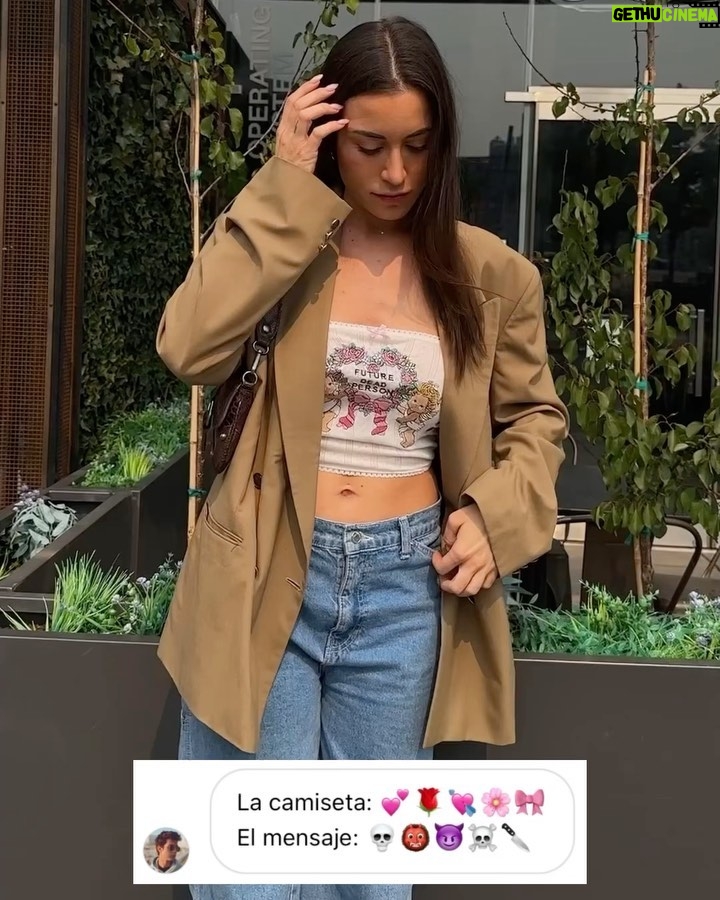 Paula Gonu Instagram - 5. siempre os gusta eso y a mí tenerlo como recuerdo así que 🤝🏽 7. hay que ser de contrastes siempre 1. repitiendo blazer por la noche para ir a cenar porque hay que optimizar la maleta 3. “a Ruth y Joe Arnold les encantaba sentarse aquí en las noches de verano. Nuestros padres se han ido pero no se han olvidado” 8. en el lobby del hotel esperando a la gente porque mi nuevo personaje es más puntual que el anterior 2. haciendo lo que más me gusta hacer o sea comer 4. en la habitación comiéndole al tofu korean bbq que me compré pa merendar en el wholefoods 9. la réplica del escritorio de Karl Lagerfeld en el MET nos demuestra que no hay que ser ordenado para ser un millonetis decídselo a vuestra gente 6. una XL que se viene pa España 10. con un tío alto en Times Square