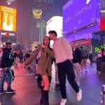 Paula Gonu Instagram – 5. siempre os gusta eso y a mí tenerlo como recuerdo así que 🤝🏽
7. hay que ser de contrastes siempre
1. repitiendo blazer por la noche para ir a cenar porque hay que optimizar la maleta
3. “a Ruth y Joe Arnold les encantaba sentarse aquí en las noches de verano. Nuestros padres se han ido pero no se han olvidado”
8. en el lobby del hotel esperando a la gente porque mi nuevo personaje es más puntual que el anterior
2. haciendo lo que más me gusta hacer o sea comer
4. en la habitación comiéndole al tofu korean bbq que me compré pa merendar en el wholefoods
9. la réplica del escritorio de Karl Lagerfeld en el MET nos demuestra que no hay que ser ordenado para ser un millonetis decídselo a vuestra gente
6. una XL que se viene pa España 
10. con un tío alto en Times Square
