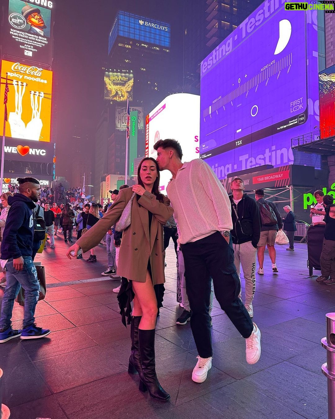 Paula Gonu Instagram - 5. siempre os gusta eso y a mí tenerlo como recuerdo así que 🤝🏽 7. hay que ser de contrastes siempre 1. repitiendo blazer por la noche para ir a cenar porque hay que optimizar la maleta 3. “a Ruth y Joe Arnold les encantaba sentarse aquí en las noches de verano. Nuestros padres se han ido pero no se han olvidado” 8. en el lobby del hotel esperando a la gente porque mi nuevo personaje es más puntual que el anterior 2. haciendo lo que más me gusta hacer o sea comer 4. en la habitación comiéndole al tofu korean bbq que me compré pa merendar en el wholefoods 9. la réplica del escritorio de Karl Lagerfeld en el MET nos demuestra que no hay que ser ordenado para ser un millonetis decídselo a vuestra gente 6. una XL que se viene pa España 10. con un tío alto en Times Square