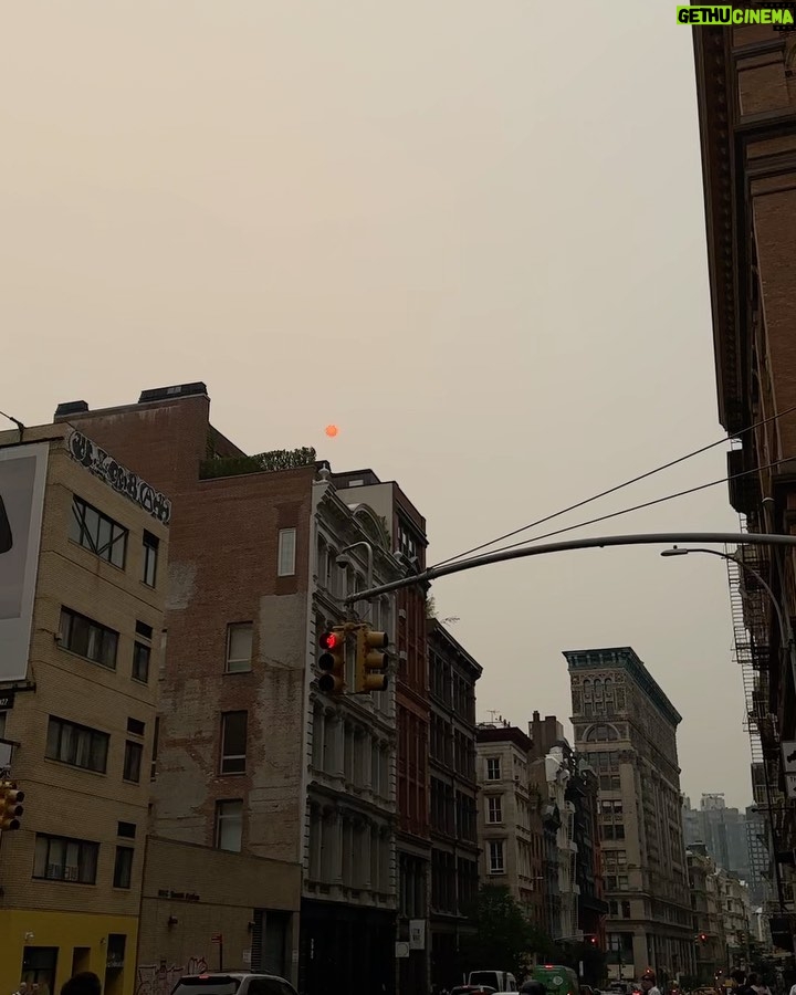 Paula Gonu Instagram - 1. primera noche en ny cuando pensábamos solo estaba nublado 2. ayer fue el día con peor calidad del aire de la historia aquí y es por unos incendios en Canadá💔 3. el hotel está en Chinatown y eso me hace feliz porque sales a la calle y solo hay restaurantes y supermercados con pintaza 4. estoy intentando no comer gluten porque no sé aún nada de las pruebas y sigo notándome pesada (que lo intente no significa que lo consiga) 5. ese era el sol a las 6 de la tarde :( 6. restaurante al que fuimos a cenar que sale en sexo en Nueva York - gracias @hbomaxes 🫶🏽 7. no me gustan los caracoles pero untar pan en la salsa sí 8. pastelitos de una bakery monísima que tb sale en la serie (os subo luego resumen de todo en stories) 9. segundos antes del primer chequito en ny 10. confirmo