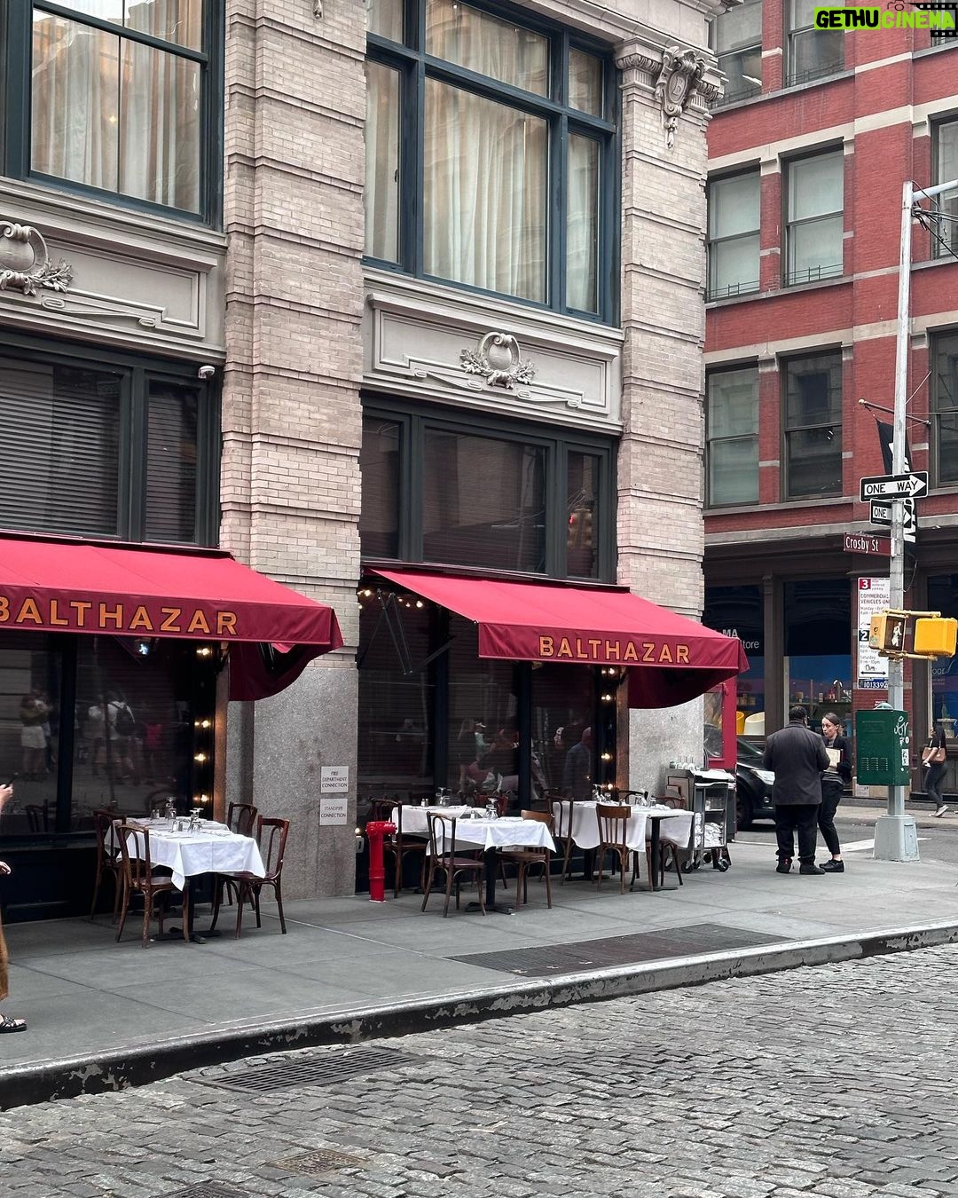 Paula Gonu Instagram - 1. primera noche en ny cuando pensábamos solo estaba nublado 2. ayer fue el día con peor calidad del aire de la historia aquí y es por unos incendios en Canadá💔 3. el hotel está en Chinatown y eso me hace feliz porque sales a la calle y solo hay restaurantes y supermercados con pintaza 4. estoy intentando no comer gluten porque no sé aún nada de las pruebas y sigo notándome pesada (que lo intente no significa que lo consiga) 5. ese era el sol a las 6 de la tarde :( 6. restaurante al que fuimos a cenar que sale en sexo en Nueva York - gracias @hbomaxes 🫶🏽 7. no me gustan los caracoles pero untar pan en la salsa sí 8. pastelitos de una bakery monísima que tb sale en la serie (os subo luego resumen de todo en stories) 9. segundos antes del primer chequito en ny 10. confirmo