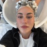 Paula Gonu Instagram - 1. nuevo personaje desbloqueado 2. el personaje anterior dejándose lavar el pelo 3. el personaje anterior procesando el cambio en el sistema 4. 🔒🔓 5. un palmo de largo y muchas puntas abiertas han abandonado el juego 6. si hacéis zoom en mis tetas veréis que tengo tinte en mi top blanco básico favorito 7. creemos que es el color que merezco verdad?? 8. he pensado que quiero cortarle mucho más pero quiero seguir haciéndome coletas 9. primer selfie del nuevo personaje 10. parece que no pero puestos al lado se nota el cambio de color no??
