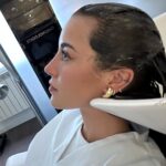 Paula Gonu Instagram - 1. nuevo personaje desbloqueado 2. el personaje anterior dejándose lavar el pelo 3. el personaje anterior procesando el cambio en el sistema 4. 🔒🔓 5. un palmo de largo y muchas puntas abiertas han abandonado el juego 6. si hacéis zoom en mis tetas veréis que tengo tinte en mi top blanco básico favorito 7. creemos que es el color que merezco verdad?? 8. he pensado que quiero cortarle mucho más pero quiero seguir haciéndome coletas 9. primer selfie del nuevo personaje 10. parece que no pero puestos al lado se nota el cambio de color no??