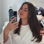 Paula Gonu Instagram - 1. nuevo personaje desbloqueado 2. el personaje anterior dejándose lavar el pelo 3. el personaje anterior procesando el cambio en el sistema 4. 🔒🔓 5. un palmo de largo y muchas puntas abiertas han abandonado el juego 6. si hacéis zoom en mis tetas veréis que tengo tinte en mi top blanco básico favorito 7. creemos que es el color que merezco verdad?? 8. he pensado que quiero cortarle mucho más pero quiero seguir haciéndome coletas 9. primer selfie del nuevo personaje 10. parece que no pero puestos al lado se nota el cambio de color no??