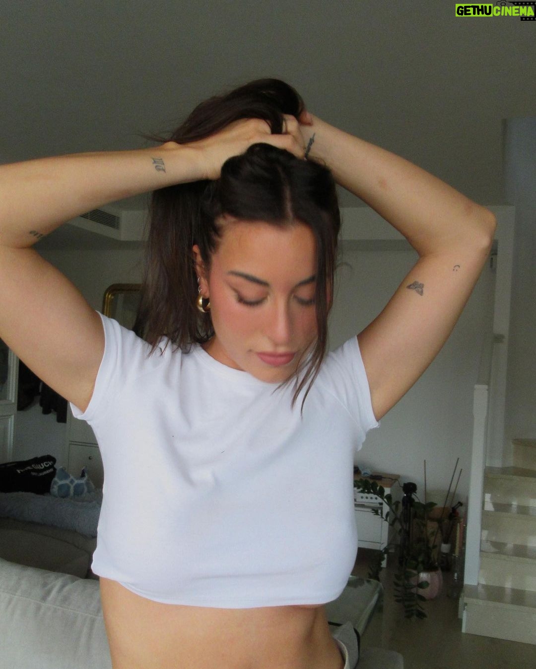 Paula Gonu Instagram - 1. nuevo personaje desbloqueado 2. el personaje anterior dejándose lavar el pelo 3. el personaje anterior procesando el cambio en el sistema 4. 🔒🔓 5. un palmo de largo y muchas puntas abiertas han abandonado el juego 6. si hacéis zoom en mis tetas veréis que tengo tinte en mi top blanco básico favorito 7. creemos que es el color que merezco verdad?? 8. he pensado que quiero cortarle mucho más pero quiero seguir haciéndome coletas 9. primer selfie del nuevo personaje 10. parece que no pero puestos al lado se nota el cambio de color no??