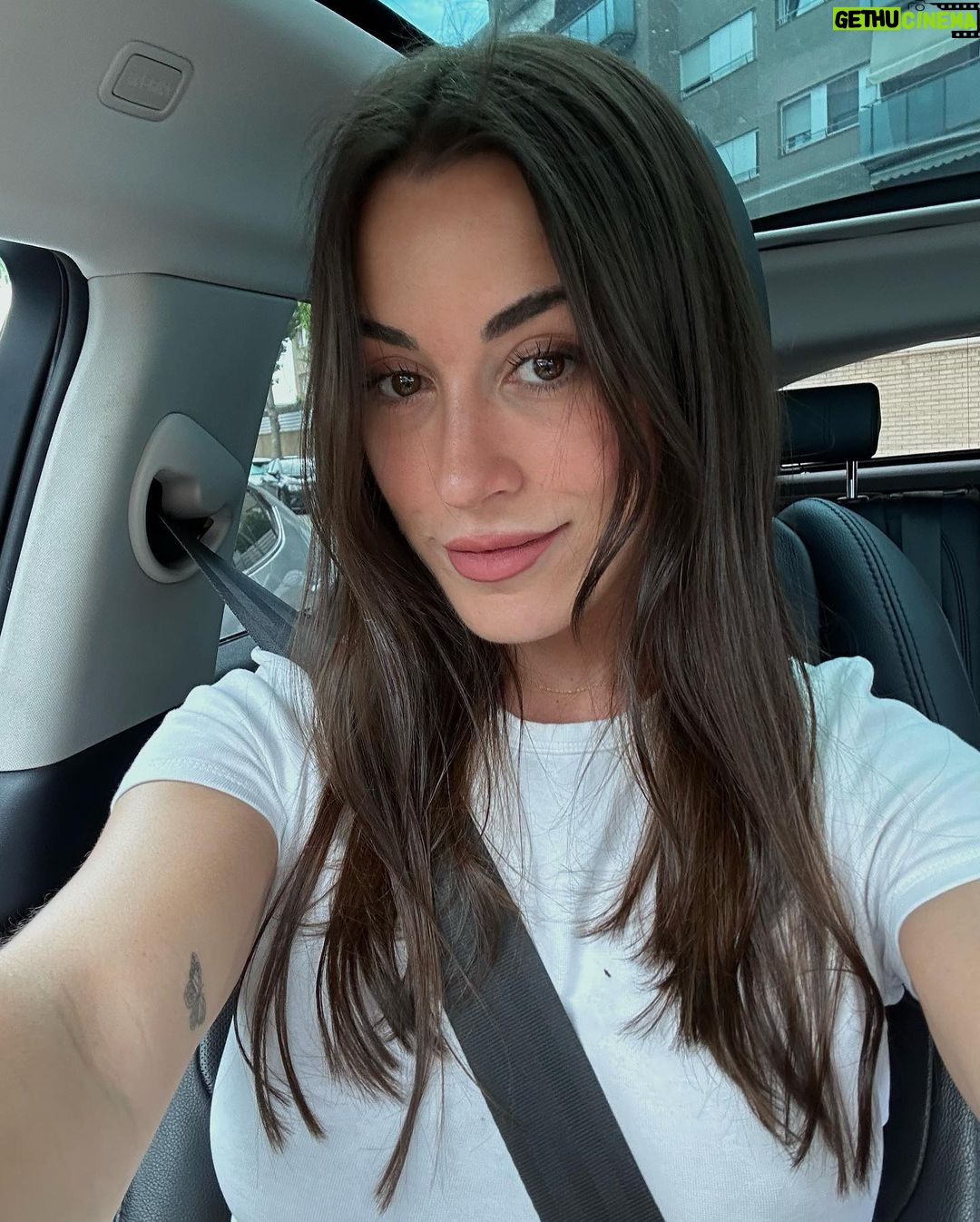 Paula Gonu Instagram - 1. nuevo personaje desbloqueado 2. el personaje anterior dejándose lavar el pelo 3. el personaje anterior procesando el cambio en el sistema 4. 🔒🔓 5. un palmo de largo y muchas puntas abiertas han abandonado el juego 6. si hacéis zoom en mis tetas veréis que tengo tinte en mi top blanco básico favorito 7. creemos que es el color que merezco verdad?? 8. he pensado que quiero cortarle mucho más pero quiero seguir haciéndome coletas 9. primer selfie del nuevo personaje 10. parece que no pero puestos al lado se nota el cambio de color no??