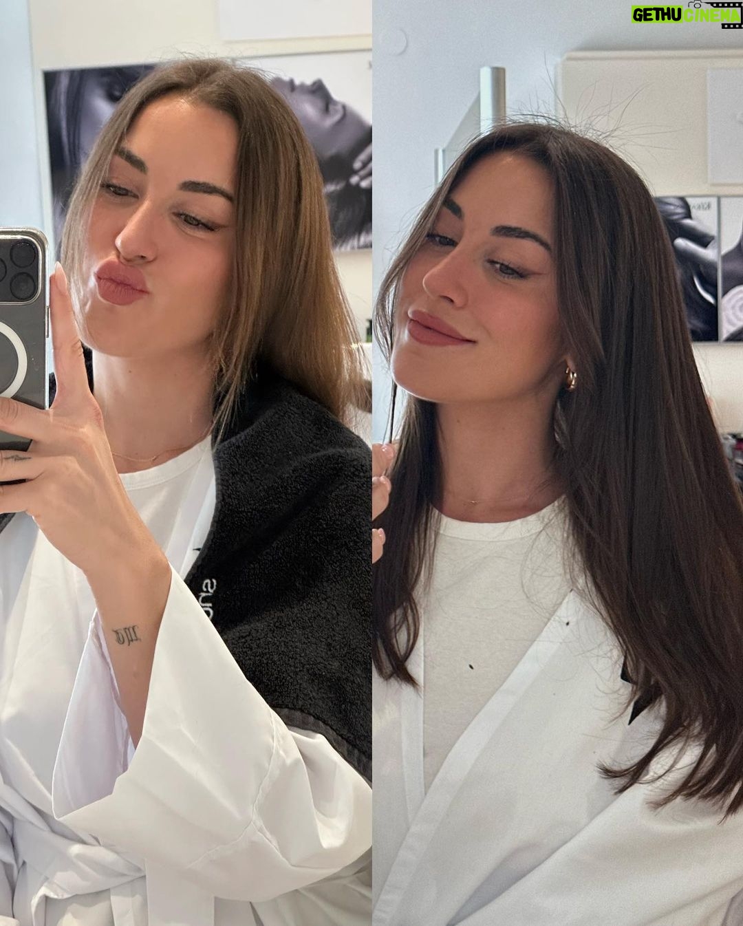 Paula Gonu Instagram - 1. nuevo personaje desbloqueado 2. el personaje anterior dejándose lavar el pelo 3. el personaje anterior procesando el cambio en el sistema 4. 🔒🔓 5. un palmo de largo y muchas puntas abiertas han abandonado el juego 6. si hacéis zoom en mis tetas veréis que tengo tinte en mi top blanco básico favorito 7. creemos que es el color que merezco verdad?? 8. he pensado que quiero cortarle mucho más pero quiero seguir haciéndome coletas 9. primer selfie del nuevo personaje 10. parece que no pero puestos al lado se nota el cambio de color no??