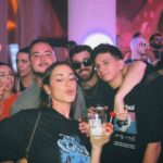 Paula Gonu Instagram - 1. con mi amigo jorge tomándonos la primera copa de la última noche en #Desalia2023 @ronbarcelospain 2. maría la capa argentina enseñándome el trend de te cura 3. cuando nos perdimos y acabamos en una sala llena de atrezzo de la bresh 4. algunos ejemplos de combinaciones que me han alimentado estos días, no estoy orgullosa de todas 5. mucha gente de blanco viviendo ahora 6. fotografiando lo que para mí es el top1 momentos de este desalia 7. 3 personas que me caen muy bien 8. otra persona como las del 7 9. mi personaje favorito del juego en el que hemos jugado estos 4 días 10. 30 segundos es lo que tardaré en dormirme cuando toque mi cama esta noche