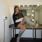 Paula Gonu Instagram - 1. mandándole los perfiles al @drblasgarcia a través de la tv 2. en el taxi “ayer” yendo a @laresistenciacero 3. un poco de michelangelo buonarroti en las manos de broncano 4. en el camerino más nervioso que una sepia antes de salir a plató 5. yo en 10min 6. gracias por los mensajes bonitos🫶🏽 las botas de asos 7. enamorada del maquillaje y pelo que me hizo @danielfortana 8. feliz de que esta vez no me quitaran el sofá 9. jiji jaja 10. smooth transition pa vosotros