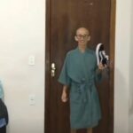 Paula Gonu Instagram - 1. mandándole los perfiles al @drblasgarcia a través de la tv 2. en el taxi “ayer” yendo a @laresistenciacero 3. un poco de michelangelo buonarroti en las manos de broncano 4. en el camerino más nervioso que una sepia antes de salir a plató 5. yo en 10min 6. gracias por los mensajes bonitos🫶🏽 las botas de asos 7. enamorada del maquillaje y pelo que me hizo @danielfortana 8. feliz de que esta vez no me quitaran el sofá 9. jiji jaja 10. smooth transition pa vosotros