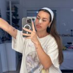 Paula Gonu Instagram - 1. mañana me veréis en un sitio vestida así 2. me están escribiendo de la tv americana y australiana para entrevistarme por lo del menisco🍗 3. finde de amigas por la despedida de soltera de la Alexandra, tranquilita cocinando y comiendo y hablando y comiendo y durmiendo 8h 4. me olvidé de subirla el otro día y me veo sexy 5. la personalidad de la coquins todo el día 6. bombastic qué?? 7. bombastic qué?? x2 (el dolor de las sentadillas no cuenta si no lo comparto sry) 8. triste porque vuelvo a llevar los esparadrapos en la nariz pero feliz porque así no me maquillo 9. por culpa del 7‼️‼️ 10. si voy coger un tren que sea atardeciendo jjjjj romantizando la mala cobertura