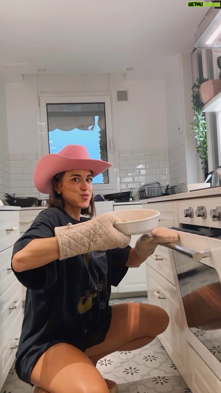 Paula Gonu Instagram - salmón sweet chilli pa quién lo quieraaa🌶️ - salmón (te imaginas que no?) - aceite oliva - ajo polvo - miel - sriracha - sam - cayena polvo - pimienta negra - arroz hervido * troceas el salmón y lo mezclas con un poco de aceite, sal, ajo polvo y cayena * lo horneas hasta que veas que está hecho * mezclas miel con sriracha y se la echas al salmón * lo vuelves a meter al horno hasta que haga costrita * colocas en un bol el arroz y el salmón y el sobrante de la salsita * decoras con semillas de sésamo y lo verde de la cebolleta * te lo jalas