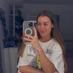 Paula Gonu Instagram - 1. otra más para apreciar la cola del vestido 2. al llegar a casa a las 2am pre chequito 3. 20min después de la 2 post chequito 4. la primera vez que vi un ascensor de servicio fue en casa de mi amiga maría y lo vi rarísimo, no deja de llamarme la atención 5. asomándome a ver cuánto le quedaba al sol pa esconderse 6. la sombra de mi madre haciendo la foto🥹🫶🏽 7. el look de ayer con el vestido de @blumarine y los zapatos de @lesilla 8. empieza la temporada del año donde brillo de sudor 9. gnocchi de patata y crema de ibéricos con langostino (hoy saldrá de mi interior pero habrá dejado huella😔) 10. = 2