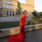 Paula Gonu Instagram - 1. otra más para apreciar la cola del vestido 2. al llegar a casa a las 2am pre chequito 3. 20min después de la 2 post chequito 4. la primera vez que vi un ascensor de servicio fue en casa de mi amiga maría y lo vi rarísimo, no deja de llamarme la atención 5. asomándome a ver cuánto le quedaba al sol pa esconderse 6. la sombra de mi madre haciendo la foto🥹🫶🏽 7. el look de ayer con el vestido de @blumarine y los zapatos de @lesilla 8. empieza la temporada del año donde brillo de sudor 9. gnocchi de patata y crema de ibéricos con langostino (hoy saldrá de mi interior pero habrá dejado huella😔) 10. = 2