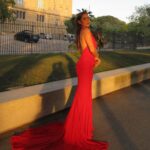 Paula Gonu Instagram - 1. otra más para apreciar la cola del vestido 2. al llegar a casa a las 2am pre chequito 3. 20min después de la 2 post chequito 4. la primera vez que vi un ascensor de servicio fue en casa de mi amiga maría y lo vi rarísimo, no deja de llamarme la atención 5. asomándome a ver cuánto le quedaba al sol pa esconderse 6. la sombra de mi madre haciendo la foto🥹🫶🏽 7. el look de ayer con el vestido de @blumarine y los zapatos de @lesilla 8. empieza la temporada del año donde brillo de sudor 9. gnocchi de patata y crema de ibéricos con langostino (hoy saldrá de mi interior pero habrá dejado huella😔) 10. = 2