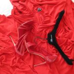 Paula Gonu Instagram - 1. otra más para apreciar la cola del vestido 2. al llegar a casa a las 2am pre chequito 3. 20min después de la 2 post chequito 4. la primera vez que vi un ascensor de servicio fue en casa de mi amiga maría y lo vi rarísimo, no deja de llamarme la atención 5. asomándome a ver cuánto le quedaba al sol pa esconderse 6. la sombra de mi madre haciendo la foto🥹🫶🏽 7. el look de ayer con el vestido de @blumarine y los zapatos de @lesilla 8. empieza la temporada del año donde brillo de sudor 9. gnocchi de patata y crema de ibéricos con langostino (hoy saldrá de mi interior pero habrá dejado huella😔) 10. = 2