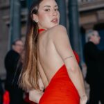 Paula Gonu Instagram - 1. otra más para apreciar la cola del vestido 2. al llegar a casa a las 2am pre chequito 3. 20min después de la 2 post chequito 4. la primera vez que vi un ascensor de servicio fue en casa de mi amiga maría y lo vi rarísimo, no deja de llamarme la atención 5. asomándome a ver cuánto le quedaba al sol pa esconderse 6. la sombra de mi madre haciendo la foto🥹🫶🏽 7. el look de ayer con el vestido de @blumarine y los zapatos de @lesilla 8. empieza la temporada del año donde brillo de sudor 9. gnocchi de patata y crema de ibéricos con langostino (hoy saldrá de mi interior pero habrá dejado huella😔) 10. = 2