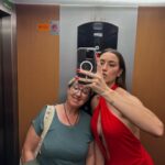 Paula Gonu Instagram - 1. mi madre haciéndome fotos antes de entrar 2. aprovechando los últimos rayos de luz 3. la coquins usando la cola del vestido como cama y os he hecho caso, llevo los de la izquierda 4. en el ascensor con la mami🫶🏽 5. mi cena de ayer porque no tenía nada más pero qué rica la hamburguesa de @heurafoods.es y los brocolinsssss 6. el vestido colgao de las cortinas porque no tengo plancha en casa 7. sin más el otro día antes de la queens 8 y 9. fotos de la mama 10. a mí tb🥹🫶🏽