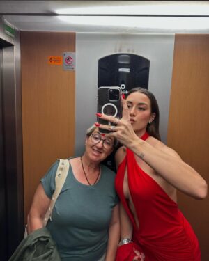 Paula Gonu Instagram - 1. mi madre haciéndome fotos antes de entrar
2. aprovechando los últimos rayos de luz
3. la coquins usando la cola del vestido como cama y os he hecho caso, llevo los de la izquierda 
4. en el ascensor con la mami🫶🏽
5. mi cena de ayer porque no tenía nada más pero qué rica la hamburguesa de @heurafoods.es y los brocolinsssss
6. el vestido colgao de las cortinas porque no tengo plancha en casa
7. sin más el otro día antes de la queens
8 y 9. fotos de la mama 
10. a mí tb🥹🫶🏽