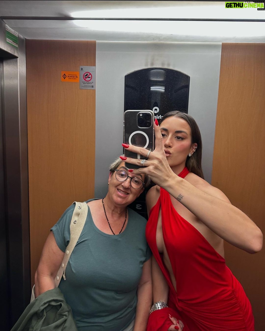 Paula Gonu - 121.6K Likes - 1. mi madre haciéndome fotos antes de entrar
2. aprovechando los últimos rayos de luz
3. la coquins usando la cola del vestido como cama y os he hecho caso, llevo los de la izquierda
4. en el ascensor con la mami🫶🏽
5. mi cena de ayer porque no tenía nada más pero qué rica la hamburguesa de @heurafoods.es y los brocolinsssss
6. el vestido colgao de las cortinas porque no tengo plancha en casa
7. sin más el otro día antes de la queens
8 y 9. fotos de la mama
10. a mí tb🥹🫶🏽