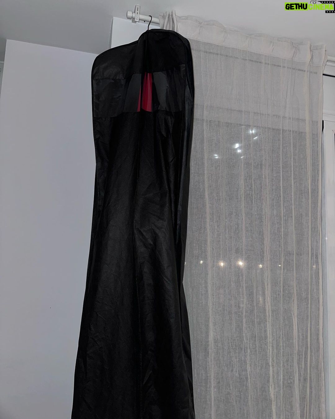 Paula Gonu - 121.6K Likes - 1. mi madre haciéndome fotos antes de entrar
2. aprovechando los últimos rayos de luz
3. la coquins usando la cola del vestido como cama y os he hecho caso, llevo los de la izquierda
4. en el ascensor con la mami🫶🏽
5. mi cena de ayer porque no tenía nada más pero qué rica la hamburguesa de @heurafoods.es y los brocolinsssss
6. el vestido colgao de las cortinas porque no tengo plancha en casa
7. sin más el otro día antes de la queens
8 y 9. fotos de la mama
10. a mí tb🥹🫶🏽
