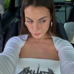 Paula Gonu Instagram - 1. mi madre haciéndome fotos antes de entrar 2. aprovechando los últimos rayos de luz 3. la coquins usando la cola del vestido como cama y os he hecho caso, llevo los de la izquierda 4. en el ascensor con la mami🫶🏽 5. mi cena de ayer porque no tenía nada más pero qué rica la hamburguesa de @heurafoods.es y los brocolinsssss 6. el vestido colgao de las cortinas porque no tengo plancha en casa 7. sin más el otro día antes de la queens 8 y 9. fotos de la mama 10. a mí tb🥹🫶🏽