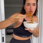 Paula Gonu Instagram - garlic noodles pa quien los quieraaaa🤌🏽 - medio sobre de la salsa que viene en el paquete - copitos de cayena (o molida) - miel - chorrito agua hirviendo - hierves noodles - fríes ajitos y los retiras - tiras la mezcla del principio en ese aceite - cuándo reduzca un poco echas los noodles - añades agua de la cocción - decoras con lo verde de la cebolleta, sésamos y los ajos fritos - todo esto mientras escuchas “los mismos - juseph”
