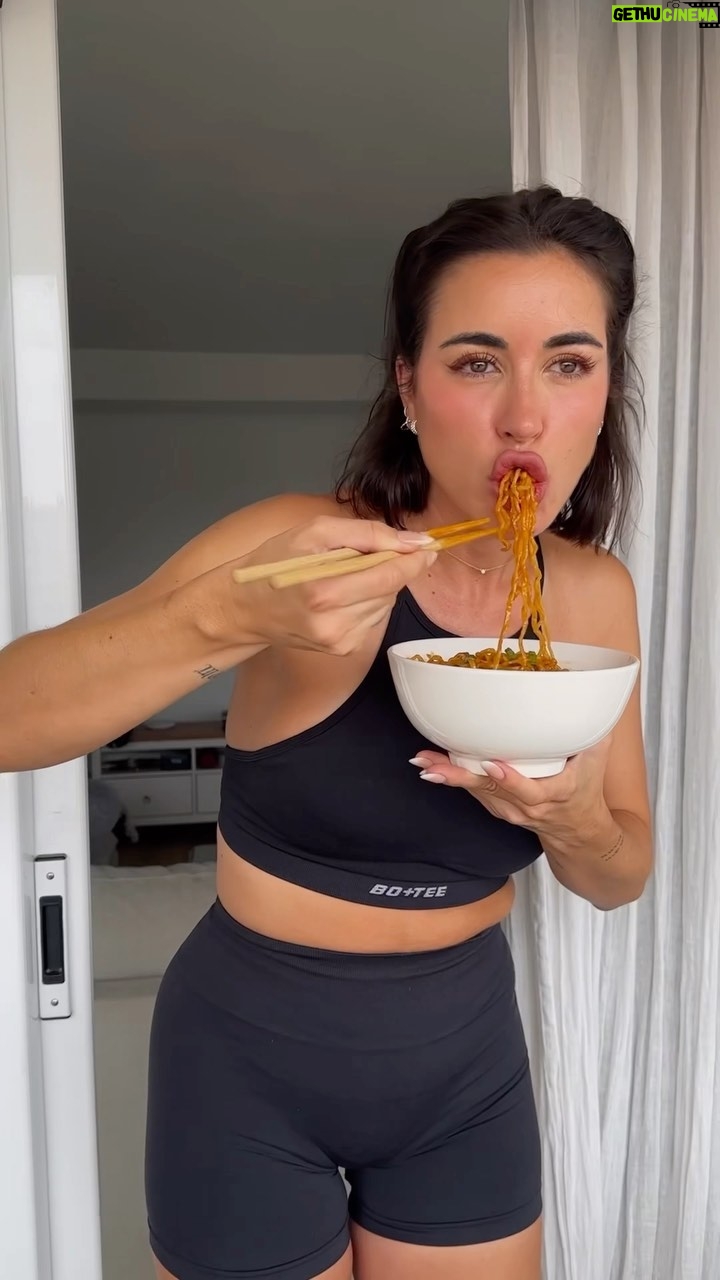 Paula Gonu Instagram - garlic noodles pa quien los quieraaaa🤌🏽 - medio sobre de la salsa que viene en el paquete - copitos de cayena (o molida) - miel - chorrito agua hirviendo - hierves noodles - fríes ajitos y los retiras - tiras la mezcla del principio en ese aceite - cuándo reduzca un poco echas los noodles - añades agua de la cocción - decoras con lo verde de la cebolleta, sésamos y los ajos fritos - todo esto mientras escuchas “los mismos - juseph”