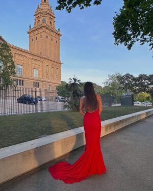 Paula Gonu Instagram - 1. mi madre haciéndome fotos antes de entrar
2. aprovechando los últimos rayos de luz
3. la coquins usando la cola del vestido como cama y os he hecho caso, llevo los de la izquierda 
4. en el ascensor con la mami🫶🏽
5. mi cena de ayer porque no tenía nada más pero qué rica la hamburguesa de @heurafoods.es y los brocolinsssss
6. el vestido colgao de las cortinas porque no tengo plancha en casa
7. sin más el otro día antes de la queens
8 y 9. fotos de la mama 
10. a mí tb🥹🫶🏽