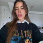 Paula Gonu Instagram - 1. ropa que me compro y me gusta pero nunca me pongo 2. de hace 3 días probándome ropa para una cosa que grabé y sale el 15 de este mes 3. me encanta cuando en una seria dicen algo y Justo lo acabo de leer o escribir🦇 4. girls be like sí o no?? 5. me hice el láser en casi todas partes hace tiempo y a veces se me olvida que en las axilas aún me salen algunos :( 6. es que fue el primer podcast de la coco 7. mi curry, mi favorito🫶🏽 (cuántos has contado en la 5 cuando has hecho zoom??) 8. eso solo los que trabajáis yo vivo en vacaciones 9. quiero que mi próximo vuelo largo sea a Corea 10. si os fijáis en mi oreja llevo el pendiente arriba que estaba tardando 6 meses en curarse y me lo he sacado ya jo