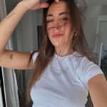 Paula Gonu Instagram - 1. recogiendo los frutos de las búlgaras poc a poc 2. estrenando camiseta ayer 3. inteligencia supongo 4. comentad 4 si queréis un post dedicado a la coco (su ojo en blanco xd) 5. siempre me acuerdo de que me molestan los pendientes y a vez en la cama, así que los voy coleccionando en la almohada de al lado 6. se ve que nos gustó la camiseta de la 2 7. el plato que más despierta mi dilema moral por ser uno de mis favoritos: pato pekin🫠 8. saber mucho te obliga a fingir a veces no??? 9. la foto que le pasé al @drblasgarcia para que vaya viendo el progreso 10. yo yo yo yo yo y literalmente yo