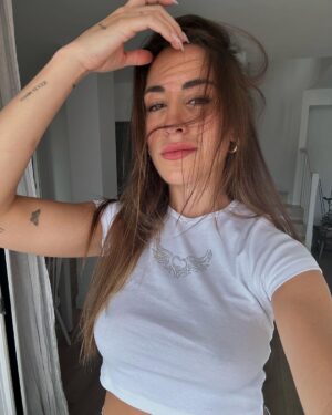 Paula Gonu Instagram - 1. recogiendo los frutos de las búlgaras poc a poc
2. estrenando camiseta ayer
3. inteligencia supongo
4. comentad 4 si queréis un post dedicado a la coco (su ojo en blanco xd)
5. siempre me acuerdo de que me molestan los pendientes y a vez en la cama, así que los voy coleccionando en la almohada de al lado
6. se ve que nos gustó la camiseta de la 2
7. el plato que más despierta mi dilema moral por ser uno de mis favoritos: pato pekin🫠
8. saber mucho te obliga a fingir a veces no???
9. la foto que le pasé al @drblasgarcia para que vaya viendo el progreso 
10. yo yo yo yo yo y literalmente yo