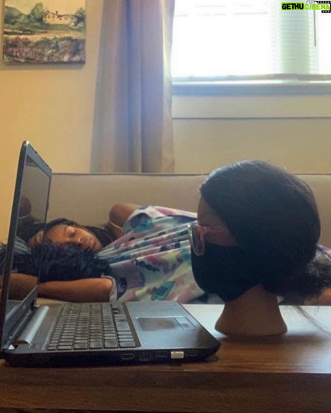 Paula Gonu - 122.4K Likes - 1. recogiendo los frutos de las búlgaras poc a poc
2. estrenando camiseta ayer
3. inteligencia supongo
4. comentad 4 si queréis un post dedicado a la coco (su ojo en blanco xd)
5. siempre me acuerdo de que me molestan los pendientes y a vez en la cama, así que los voy coleccionando en la almohada de al lado
6. se ve que nos gustó la camiseta de la 2
7. el plato que más despierta mi dilema moral por ser uno de mis favoritos: pato pekin🫠
8. saber mucho te obliga a fingir a veces no???
9. la foto que le pasé al @drblasgarcia para que vaya viendo el progreso
10. yo yo yo yo yo y literalmente yo