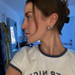Paula Gonu Instagram - 1. recogiendo los frutos de las búlgaras poc a poc 2. estrenando camiseta ayer 3. inteligencia supongo 4. comentad 4 si queréis un post dedicado a la coco (su ojo en blanco xd) 5. siempre me acuerdo de que me molestan los pendientes y a vez en la cama, así que los voy coleccionando en la almohada de al lado 6. se ve que nos gustó la camiseta de la 2 7. el plato que más despierta mi dilema moral por ser uno de mis favoritos: pato pekin🫠 8. saber mucho te obliga a fingir a veces no??? 9. la foto que le pasé al @drblasgarcia para que vaya viendo el progreso 10. yo yo yo yo yo y literalmente yo