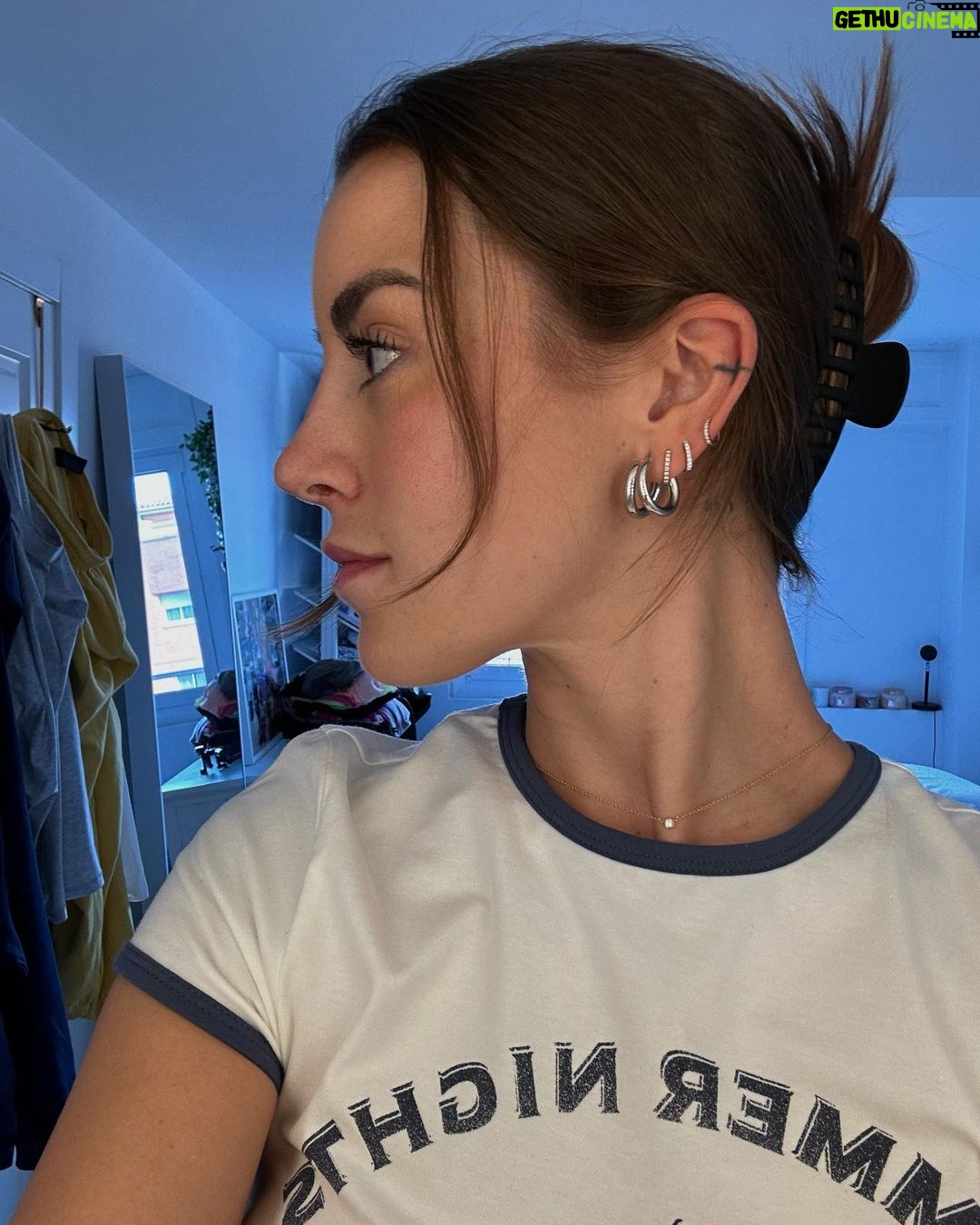 Paula Gonu - 122.4K Likes - 1. recogiendo los frutos de las búlgaras poc a poc
2. estrenando camiseta ayer
3. inteligencia supongo
4. comentad 4 si queréis un post dedicado a la coco (su ojo en blanco xd)
5. siempre me acuerdo de que me molestan los pendientes y a vez en la cama, así que los voy coleccionando en la almohada de al lado
6. se ve que nos gustó la camiseta de la 2
7. el plato que más despierta mi dilema moral por ser uno de mis favoritos: pato pekin🫠
8. saber mucho te obliga a fingir a veces no???
9. la foto que le pasé al @drblasgarcia para que vaya viendo el progreso
10. yo yo yo yo yo y literalmente yo